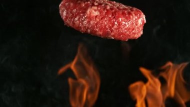 Ateşle Izgaraya Düşen Hamburger Parçalarının Süper Yavaş Hareketi. Yüksek Hız Sinema Kamerası, 1000 fps, Kamera Yüksek Hız Cine Robotuna yerleştirildi, Hedefi Takip Ediyor.
