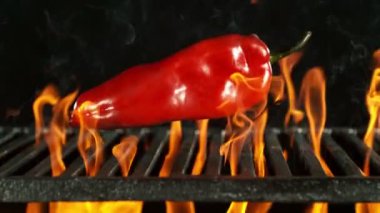 Ateşle Izgaraya Düşen Kırmızı Biber Süper Yavaş Hareketi. High Speed Cinema Camera 'da çekildi, 1000 fps. Kamera Yüksek Hız Cine Bot 'a yerleştirildi, Hedefi Takip Ediyor. Hız Rampası Efekti.