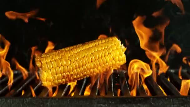 Super Slow Motion Corn Falling Grill Fire Filmado Cámara Cine — Vídeos de Stock