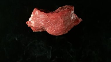 Siyah Arkaplanda Ateşle Izgaraya Düşen Biftek Hareketi. Yüksek Hız Sinema Kamerası, 1000 Fps, Yüksek Hız Cine Robotu, Takip Etme.