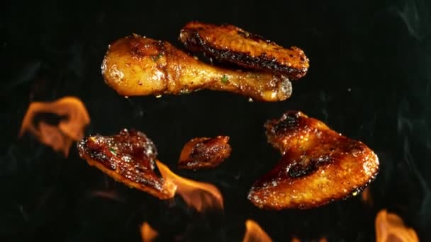 Ateşle Izgaraya Düşen Tavuk Parçalarının Süper Yavaş Hareketi Kara Arkaplan — Stok video