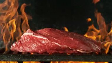 Siyah Arkaplanda Ateşle Izgaraya Düşen Biftek Hareketi. Yüksek Hız Sinema Kamerası 'nda, 1000 fps, Yüksek Hız Cine Bot' a yerleştirilmiş, Hedefi Takip eden. Hız Rampası Efekti.