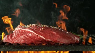 Siyah arka planda izole edilmiş ızgarada bifteğin süper yavaş çekimleri. Yüksek hızlı sinema kamerası, 1000 fps..