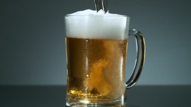 Birayı yavaş çekimde yarım litreye dökme hareketi. Yüksek hızlı sinema kamerası, 1000 fps. Kamera yüksek hızlı sinüs robotuna yerleştirildi.