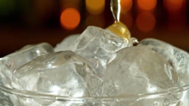 Elma şarabını cama detaylıca dökmek çok yavaş bir hareket. Yüksek hızlı sinema kamerası, 1000 fps..