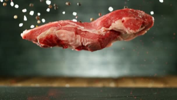 Trozo Volador Filete Carne Cruda Cayendo Sobre Mesa Con Especias — Vídeo de stock