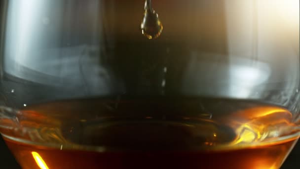 Szuper Lassított Felvétel Ahogy Whiskyt Öntünk Üvegbe Nagysebességű Mozi Kamera — Stock videók