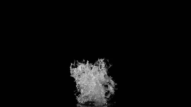 水花在黑色背景上的超级慢速运动 用高速摄像机拍摄 每秒1000英尺 — 图库视频影像