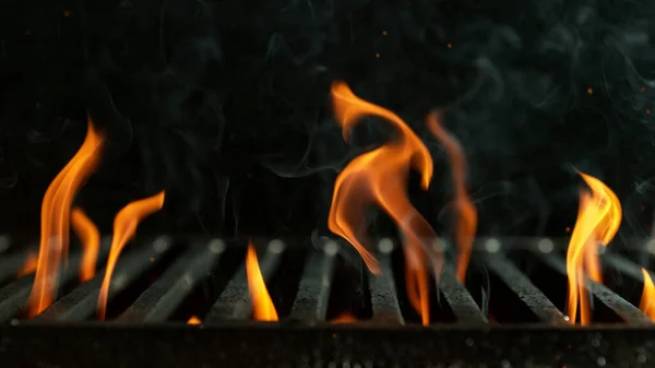 火の炎でバーベキューグリル 黒の背景に空のグリッド — ストック写真