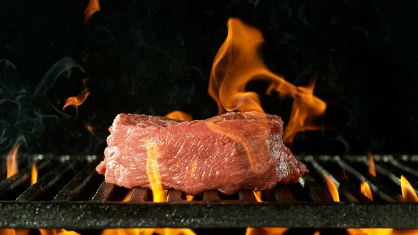 Grill Grill Nyers Marhahús Steak Grill Tűz Rács Fekete Háttér — Stock Fotó