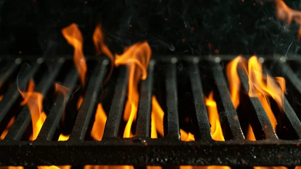 烤肉烤肉用的是火焰 黑色背景下的空火网 — 图库照片