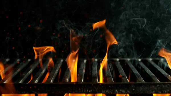 Griglia Barbecue Con Fiamme Fuoco Griglia Fuoco Vuota Sfondo Nero — Foto Stock