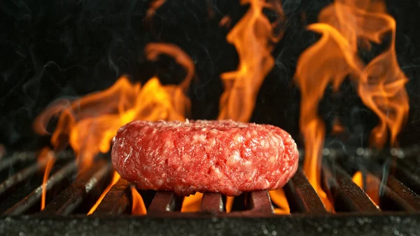 Barbecue Grill Raw Beef Steak 배경에서 타오르는 — 스톡 사진