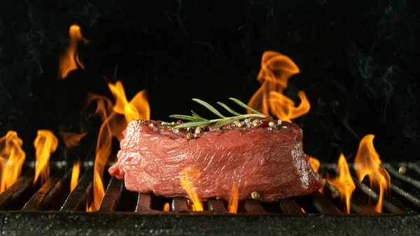Gril Grilovaným Hovězím Steakem Ohnivá Mřížka Grilu Černém Pozadí — Stock fotografie