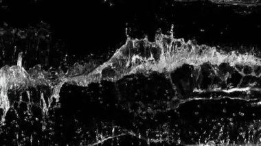 Detaylı Karanlık Su Dalgalarının Süper Yavaş Hareketi. High Speed Cinema Camera 'da çekildi, 1000 fps. En İyi Çekim Bileşimi, Siyah Arkaplanda İzole Edildi.
