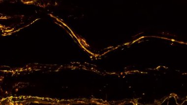 Süper Yavaş Su Sıçratan Viski, yakın plan. High Speed Cinema Camera 'da çekildi, 1000 fps. Üst Görünüm Kompozisyonu. Siyah Arkaplan.