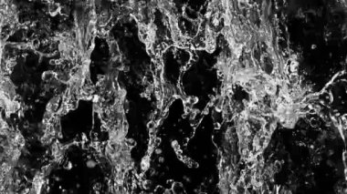 Detaylı Karanlık Su Dalgalarının Süper Yavaş Hareketi. High Speed Cinema Camera 'da çekildi, 1000 fps. En İyi Çekim Bileşimi, Siyah Arkaplanda İzole Edildi.