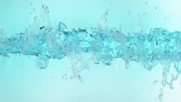 蓝水波在细节中的超慢速运动 在高速电影摄影机上拍摄 1000 Fps 被蓝色背景隔离的顶针构图 — 图库视频影像