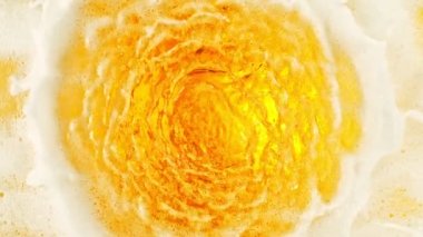 Bira köpüğüne üflemenin süper yavaş hareketi, yakın plan. High Speed Cinema Camera 'da çekildi, 1000 fps. Üst Görünüm Bileşimi.