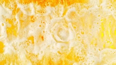 Su Sıçratan Biranın Süper Yavaş Hareketi, yakın plan. High Speed Cinema Camera 'da çekildi, 1000 fps. Üst Görünüm Bileşimi.