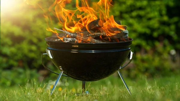 Barbecue Grill Avec Feu Plein Air Placé Sur Jardin — Photo