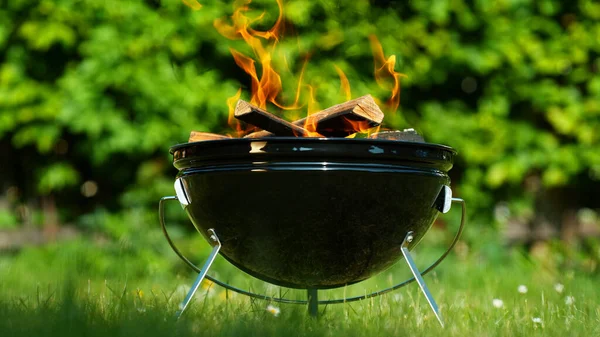 Griglia Barbecue Con Fuoco All Aria Aperta Posizionato Sul Giardino — Foto Stock