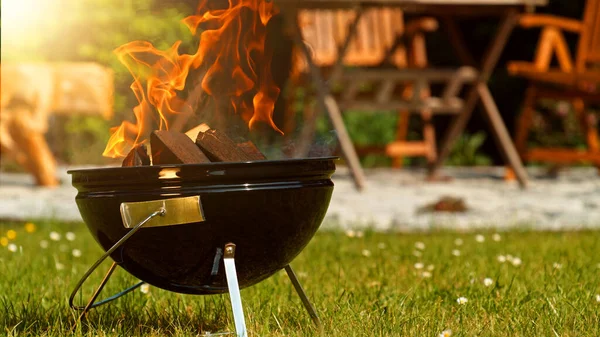 Griglia Barbecue Con Fuoco All Aria Aperta Posizionato Sul Giardino — Foto Stock