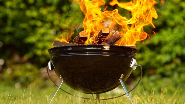 Barbecue Grill Mit Feuer Freien Garten — Stockfoto