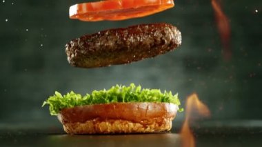 Hamburger parçalarını istiflemek için süper yavaş çekim. Kamera hareket halinde. Yüksek hızlı sinema kamerası, 1000 fps. Yüksek hızlı sinüs robotuna yerleştirilmiş.