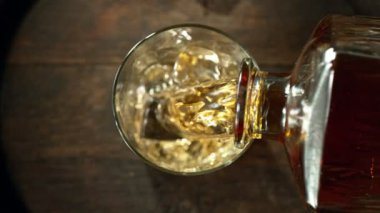 Viskiyi hızlı çekimle bardağa doldurmanın çok yavaş bir yolu. Yüksek hızlı sinema kamerası, 1000 fps, yüksek hızlı sinüs botuna yerleştirilmiş.. 