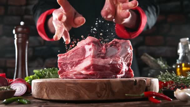 Σούπερ Αργή Κίνηση Του Σεφ Ρίχνουν Μπαχαρικά Στο Βόειο Κρέας — Αρχείο Βίντεο