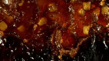 Buzlu kola içmenin Süper Yavaş Hareketi. High Speed Cinema Camera 'da çekildi, 1000 fps. Soyut Sıvı Arkaplanı.