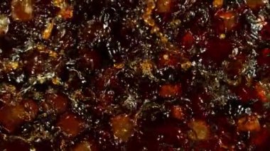 Buzlu kola içmenin Süper Yavaş Hareketi. High Speed Cinema Camera 'da çekildi, 1000 fps. Soyut Sıvı Arkaplanı.