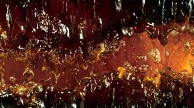Süper Yavaş Su Sıçratan Kola İçeceği. High Speed Cinema Camera 'da çekildi, 1000 fps. Soyut Sıvı Arkaplanı.