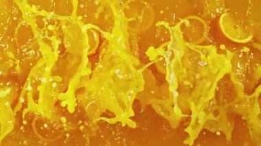Süper Yavaş Sıçrayan Portakal Suyu Hareketi. High Speed Cinema Camera 'da çekildi, 1000 fps. Portakal Dilimli Soyut Sıvı Arkaplan. Hız Rampası Efekti.