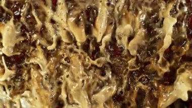 Süper Yavaş Su Sıçratan Kola ya da Kremalı Kahve İçeceği. High Speed Cinema Camera 'da çekildi, 1000 fps. Soyut Sıvı Arkaplan. Hız Rampası Efekti.