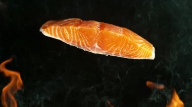 Izgaraya düşen Somon Bifteğinin Süper Yavaş Hareketi. Yüksek Hız Sinema Kamerası, 1000 Fps, Yüksek Hız Cine Robotu, Hedef İzleme.