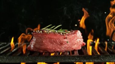 Siyah Arkaplanda Ateşle Izgaraya Düşen Biftek Hareketi. Yüksek Hız Sinema Kamerası 'nda, 1000 fps, Yüksek Hız Cine Bot' a yerleştirilmiş, Hedefi Takip eden. Hız Rampası Efekti.