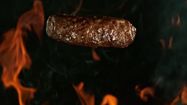 Super Zeitlupe Von Hamburger Stück Fällt Auf Grill Mit Feuer — Stockvideo