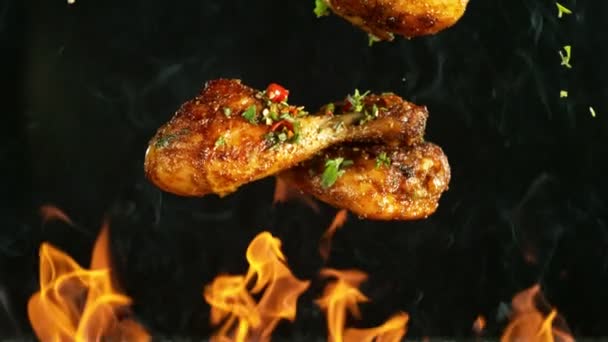 Super Slow Motion Chicken Pieces Falling Grill Fire Czarne Tło — Wideo stockowe