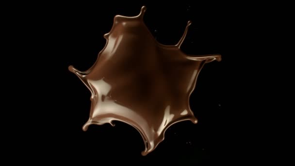 超级慢镜头的热巧克力溅在黑色背景上 用高速摄像机拍摄 每秒1000英尺 速度斜坡效应 — 图库视频影像