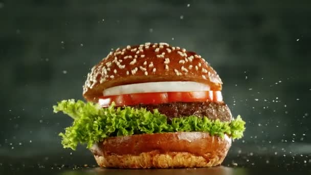 Super Zpomalení Stohování Hamburgerových Kousků Kamera Pohybu Natočeno Vysokorychlostní Kameře — Stock video