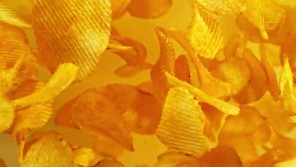 Super Câmera Lenta Batatas Fritas Voadoras Fundo Amarelo Filmado Câmera — Vídeo de Stock