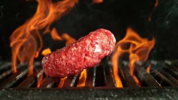 Super Slow Motion Raw Hamburger Pieces Falling Grill Fire Gefilmd — Stockvideo
