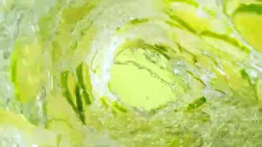 Limon dilimli Süper Yavaş Su Dalgası. Su Sörf Dalgası Tünel Şekli Oluşturarak Dönüyor. Yüksek hızlı sinema kamerası, 1000 fps. Hız Rampası Efekti.