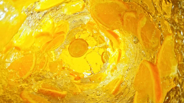 Struktura Stříkající Vody Pomerančovými Plátky Abstraktní Nápoj Pozadí Zmrazení Pohybu — Stock fotografie