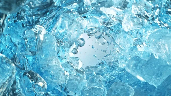 氷のキューブ トンネル形状と水しぶきのテクスチャ 抽象飲料の背景 凍結運動 — ストック写真