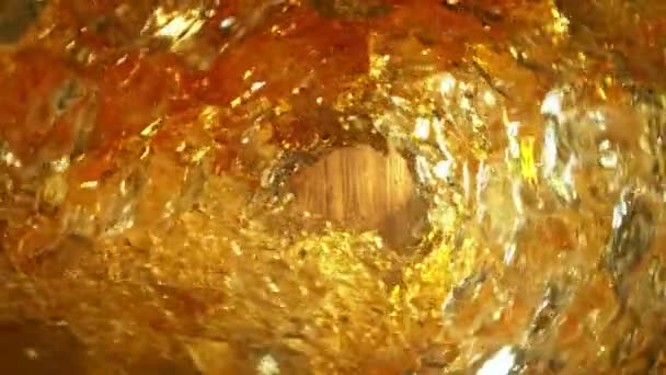 Super Slow Motion Splashing Whiskey Wave Criando Forma Túnel Filmado — Vídeo de Stock