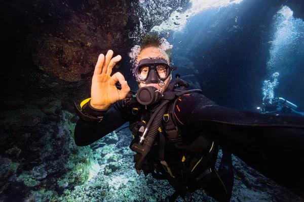 Férfi Búvár Jel Korall Barlang Vörös Tenger Egyiptom — Stock Fotó