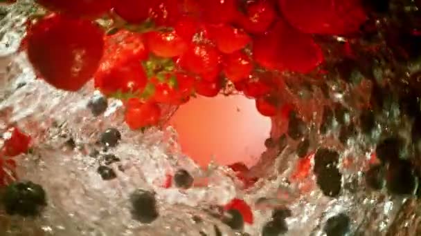 Super Slow Motion Water Wave Med Bär Frukt Vatten Surf — Stockvideo